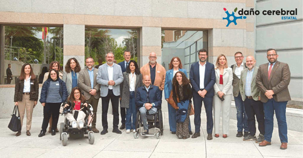 Un grupo de personas posan a cámara en las afueras del Senado.