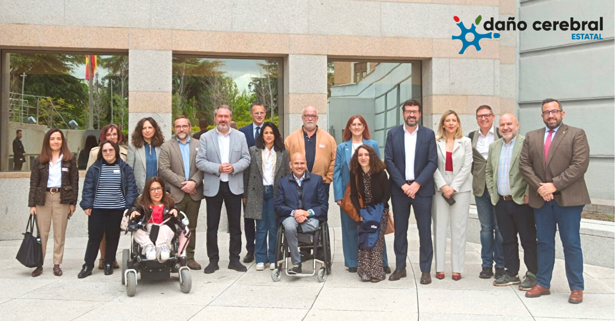 Un grupo de personas posan a cámara en las afueras del Senado.