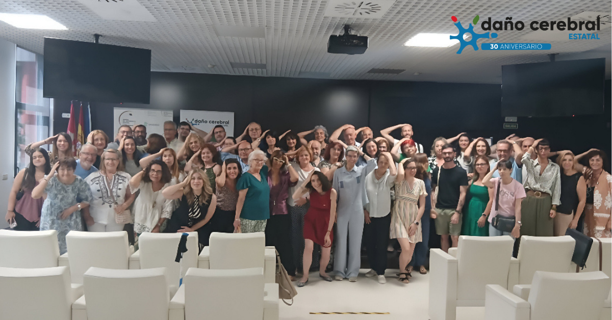 Un grupo de personas posa a cámara con una mano en la cabeza