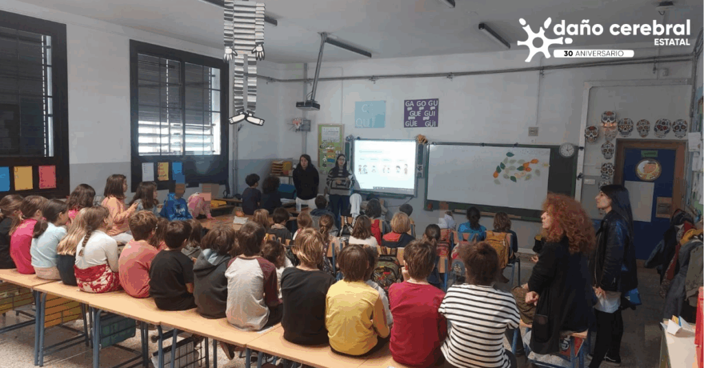 Grupo de menores de espaldas en un aula.