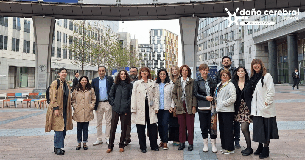 Un grupo de personas posan a cámara en la plaza del Parlamento Europeo en Bruselas