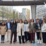 Un grupo de personas posan a cámara en la plaza del Parlamento Europeo en Bruselas