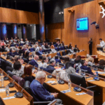 Salón de actos lleno de gente